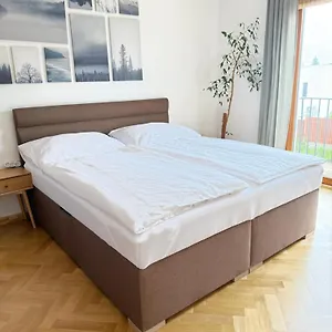 Familyvilla, New 4 Luxury Big Apartments, Parking Prag